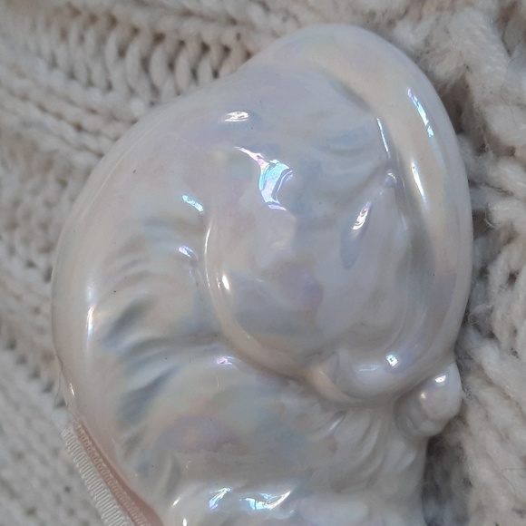 Vintage Irredecent Lustre White Cat Ceramic Figurine with pink & white bow - Picture 3 of 7